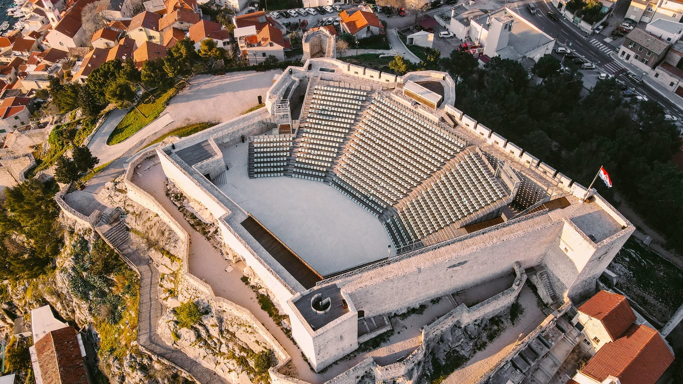 Die St.-Michael-Festung in der kroatischen Stadt Šibenik ist eine mittelalterliche Festung auf einem steilen Hügel über dem alten historischen Zentrum der Stadt.