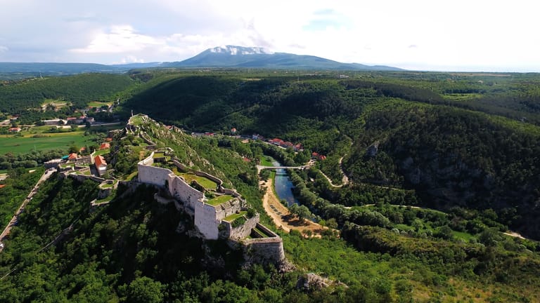 Die Festung Knin ist eines der größten kroatischen Befestigungsdenkmäler und die zweitgrößte militärische Festung in ganz Europa. Sie ist in allen Teilen extrem eingerückt und erhalten.
