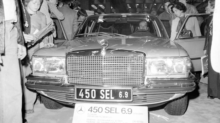 Als 450 SEL 6.9 wartete die S-Klasse mit dem monumentalen Motor des Mercedes 600 auf.