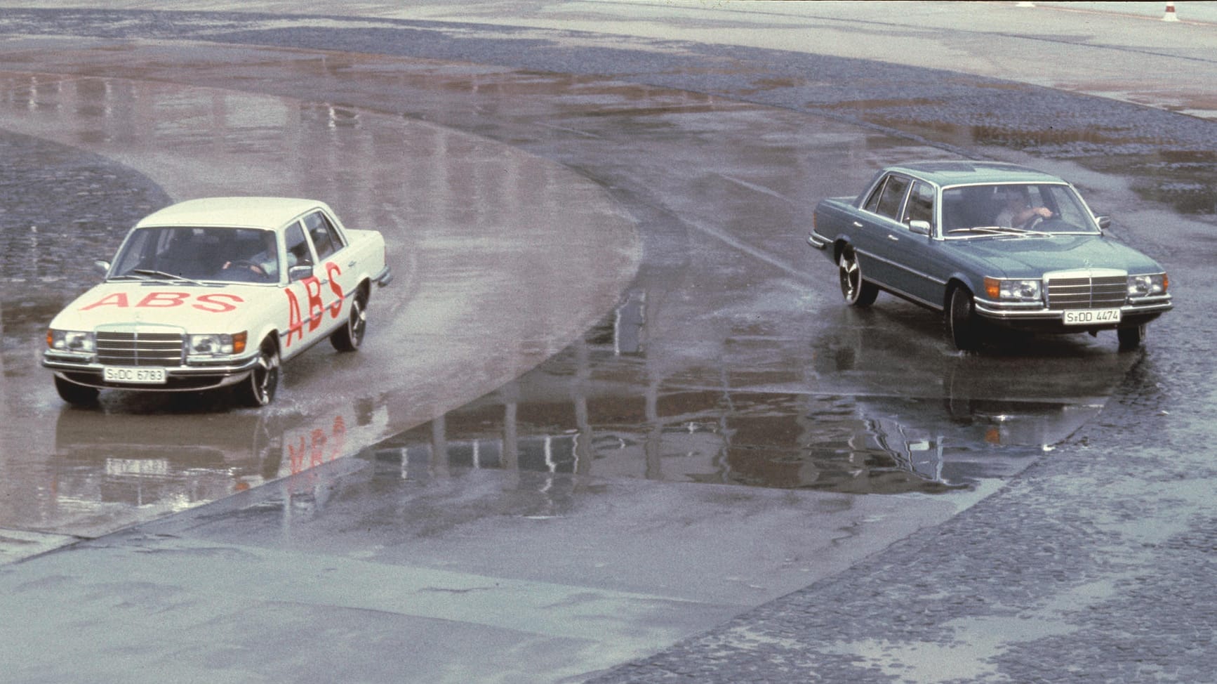 Moderne Technik: Das V8-Topmodell fuhr 1978 mit der ersten serienmäßigen europäischen ABS-Bremsanlage voran und ein früher Tempomat durfte ebenfalls nicht fehlen.