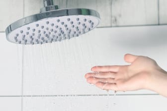 Warmwasser: Wer nachts duschen möchte, sollte die Warmwasserversorgung nicht abschalten.
