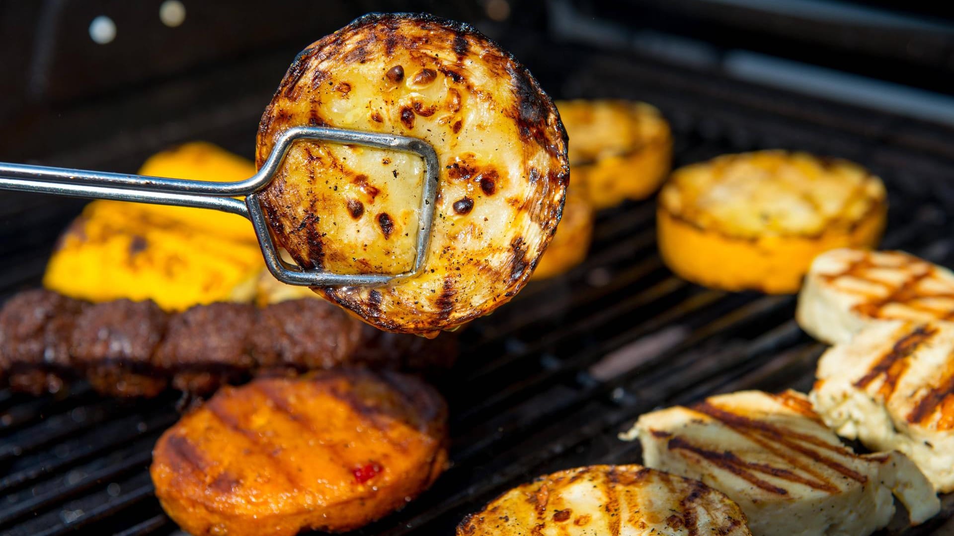 Schmelzgefahr: Damit der Käse in Form bleibt und nicht vom Rost schmilzt, sollten nur bestimmte Sorten direkt auf den Grill.