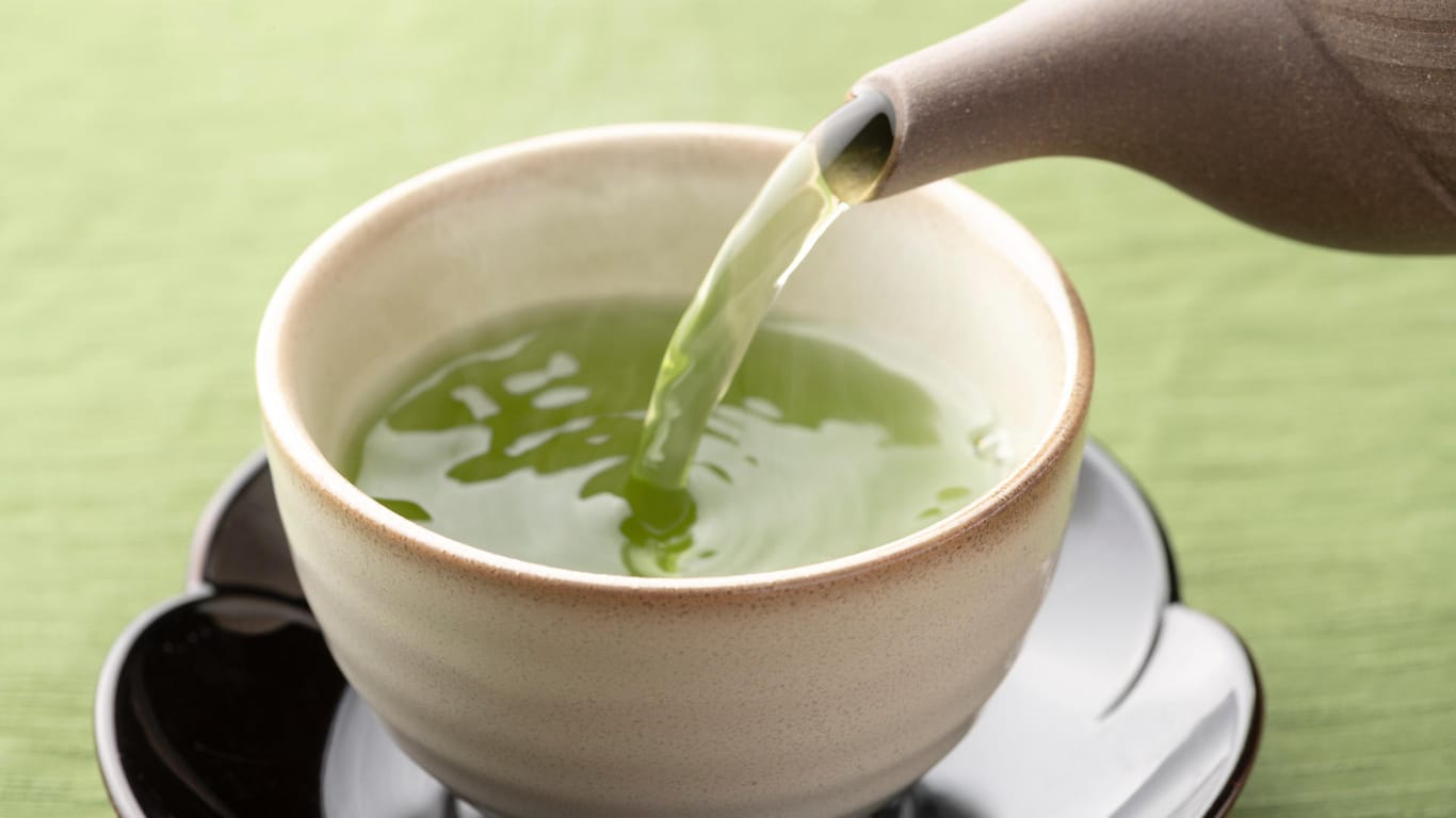 Grüner Tee: Er enthält Koffein, das beim Ein- und Durchschlafen stören kann.