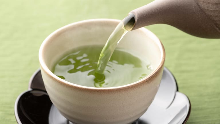 Grüner Tee enthält Substanzen, die sich möglicherweise positiv auf den Verlauf einer kardialen Amyloidose auswirken.