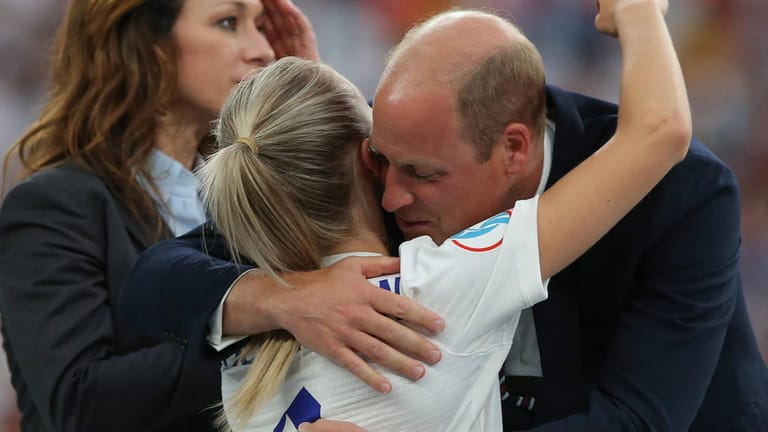 Prinz William und Leah Williamson: Bei der Siegerehrung nach dem EM-Finale umarmte der Royal die Fußballerin.