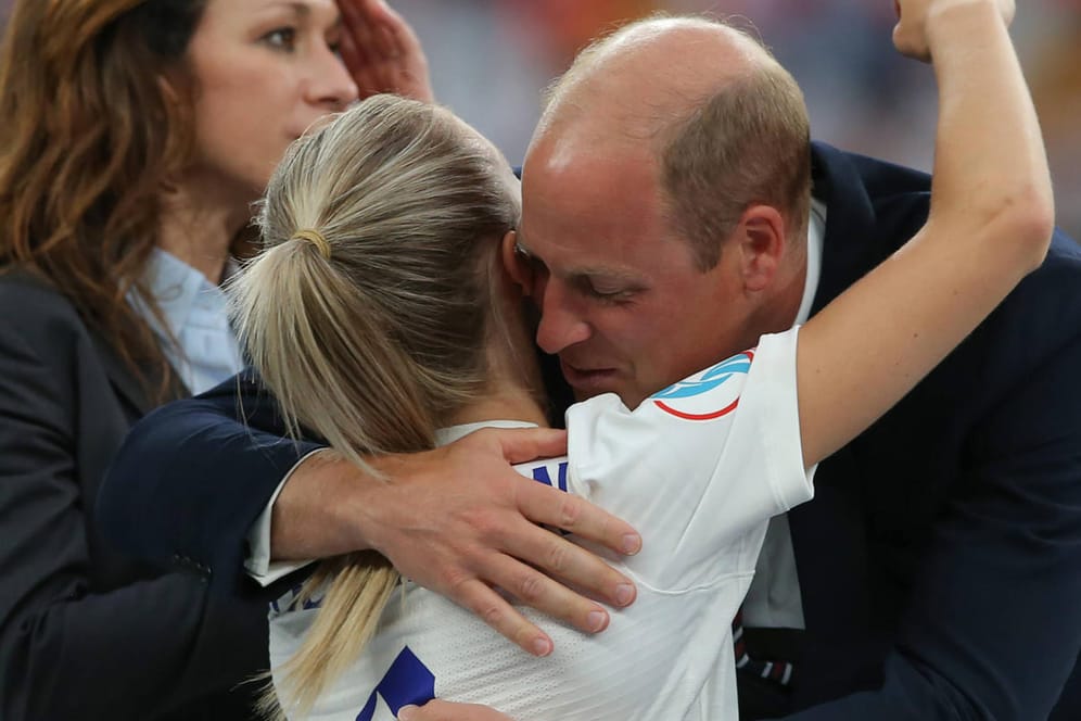 Prinz William und Leah Williamson: Bei der Siegerehrung nach dem EM-Finale umarmte der Royal die Fußballerin.