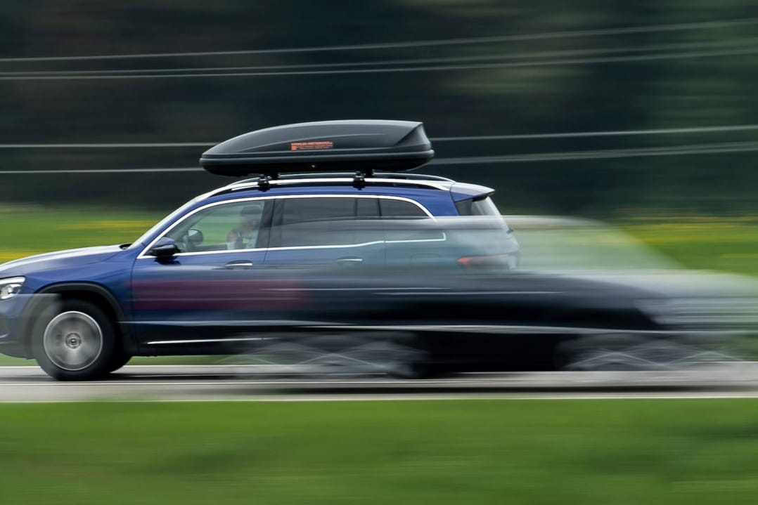 Zweiter Kofferraum: Mit 400 bis 500 Litern Stauraum erleichtern Dachboxen das Packen für den Urlaub deutlich. Aber nicht jede kann im Test komplett überzeugen.