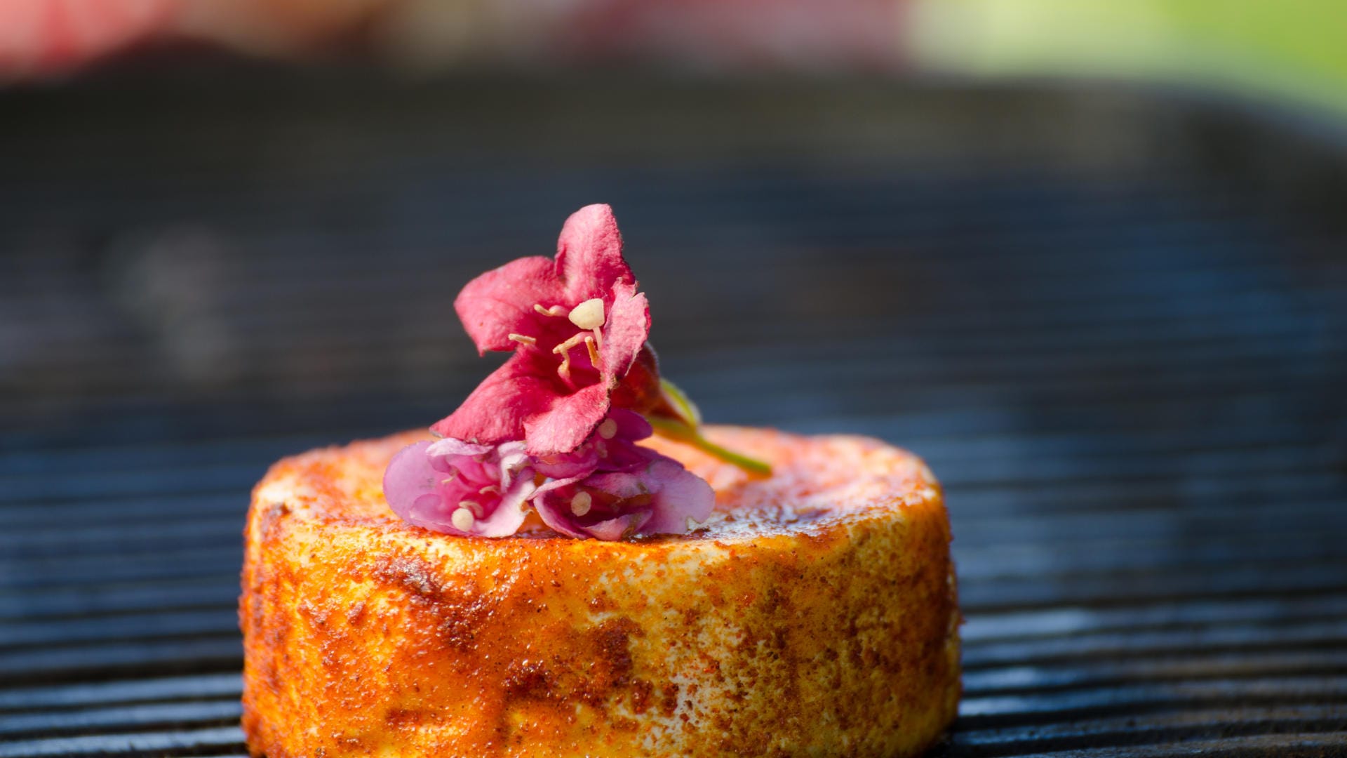 Rauchiger Camembert: Mit der richtigen Marinade und Zubereitungsform schmeckt der Weichkäse vom Grill besonders gut.