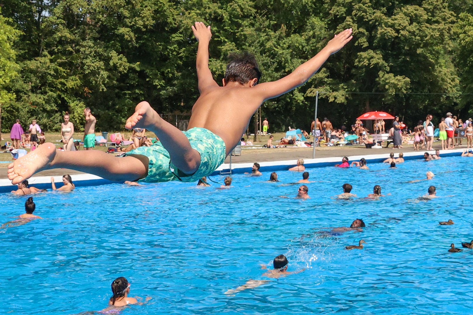 Freibad (Symbolbild): In einem Freibad in Mannheim kam es zu einer Auseinandersetzung mit Dutzenden Menschen.