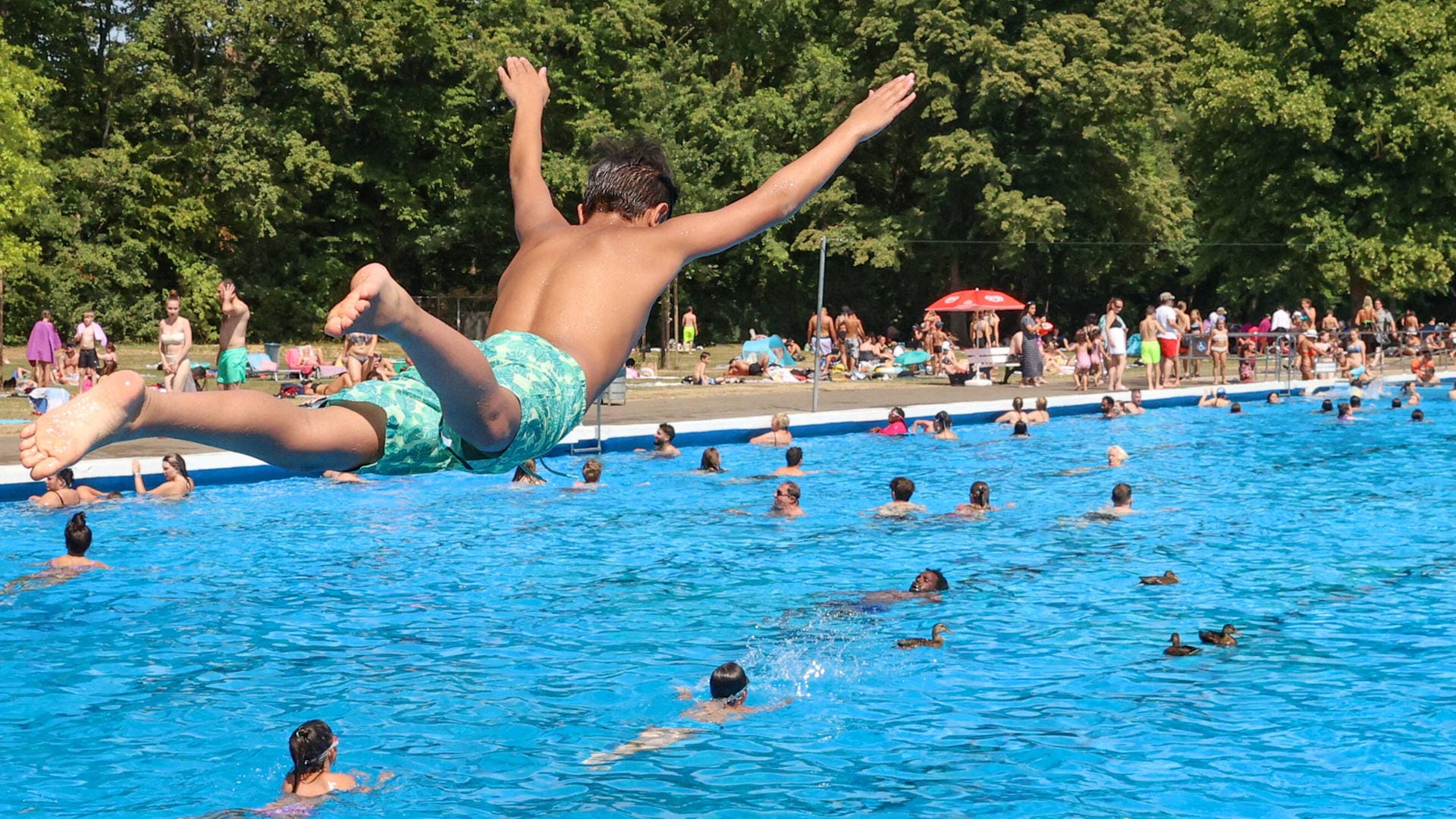 Freibad (Symbolbild): In einem Freibad in Mannheim kam es zu einer Auseinandersetzung mit Dutzenden Menschen.