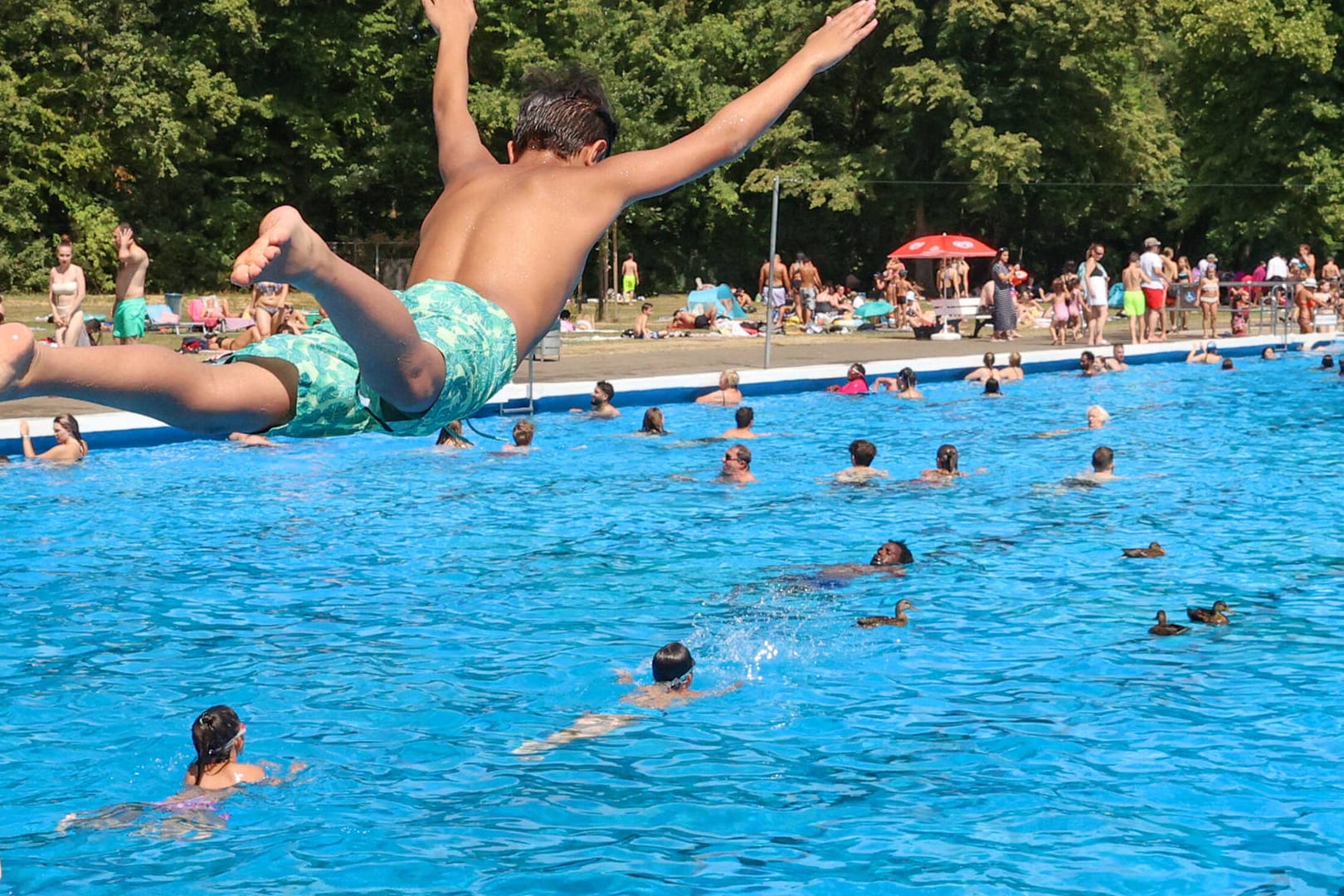 Freibad (Symbolbild): In einem Freibad in Mannheim kam es zu einer Auseinandersetzung mit Dutzenden Menschen.