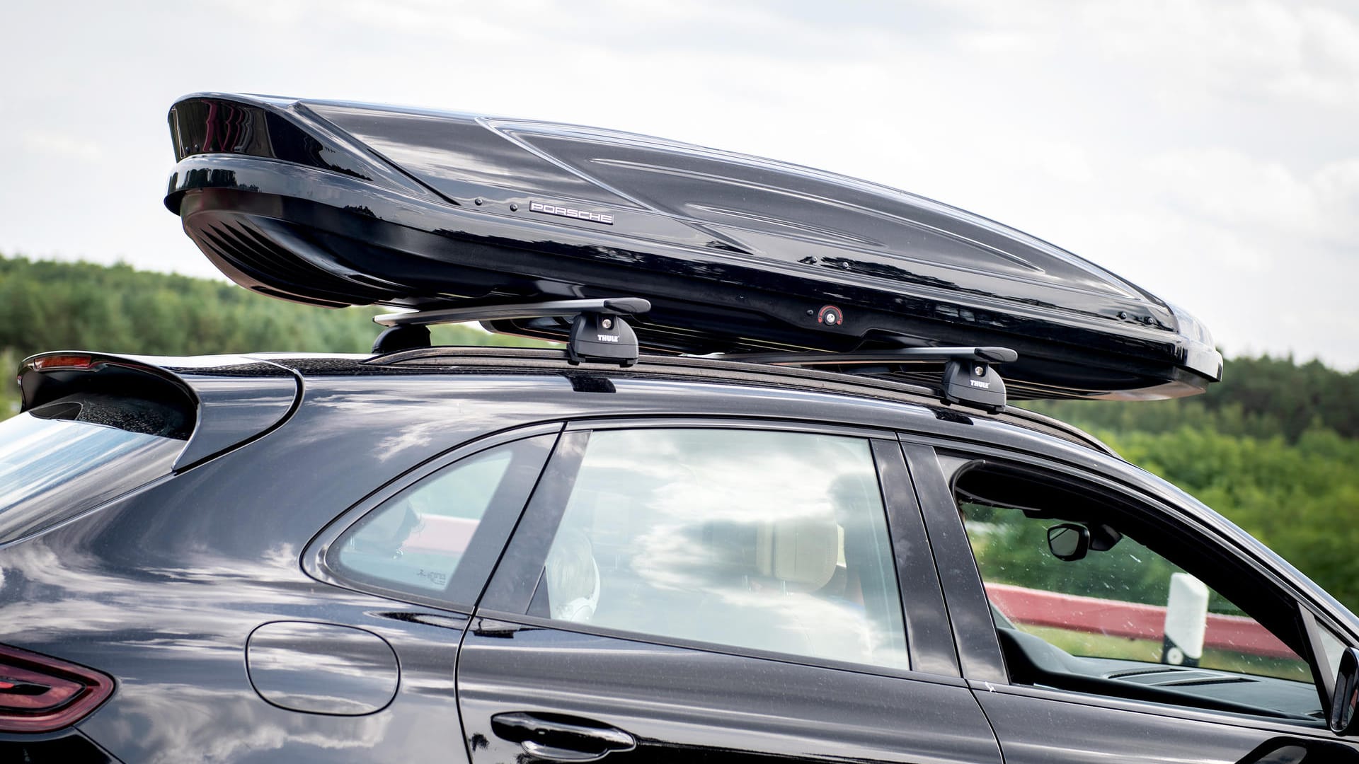 Vor dem Kauf prüfen: Nicht jede Dachbox passt zu jedem Auto.