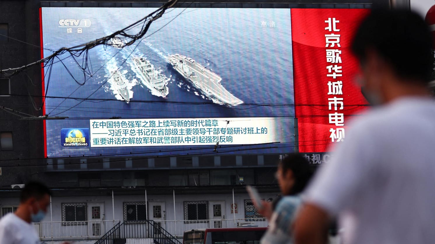 Ein Bildschirm in Beijing zeigt Schiffe der chinesischen Marine: Das Land reagiert mit Drohungen auf den Taiwan-Besuch von Nancy Pelosi.