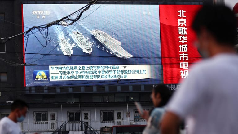 Ein Bildschirm in Beijing zeigt Schiffe der chinesischen Marine: Das Land reagiert mit Drohungen auf den Taiwan-Besuch von Nancy Pelosi.