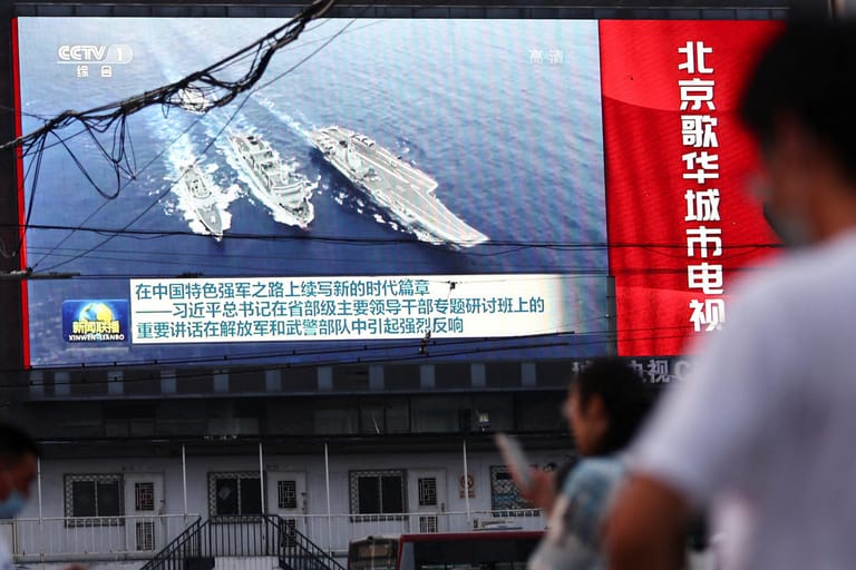 Ein Bildschirm in Beijing zeigt Schiffe der chinesischen Marine: Das Land reagiert mit Drohungen auf den Taiwan-Besuch von Nancy Pelosi.