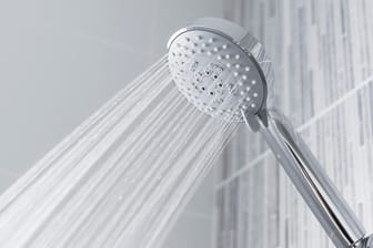 Dusche: Warmes Wasser kostet mehr Geld als kaltes, das ist klar. Dennoch sollten Sie sich trotz hoher Kosten etwas Luxus gönnen – Ihrer Gesundheit zu Liebe.