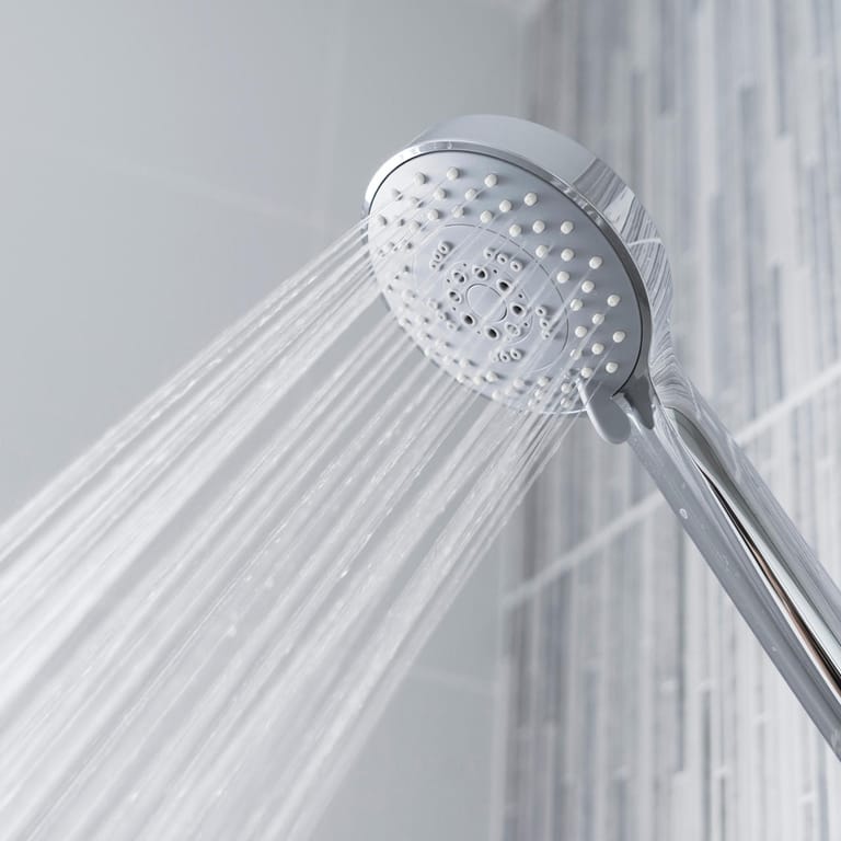 Dusche: Warmes Wasser kostet mehr Geld als kaltes, das ist klar. Dennoch sollten Sie sich trotz hoher Kosten etwas Luxus gönnen – Ihrer Gesundheit zu Liebe.