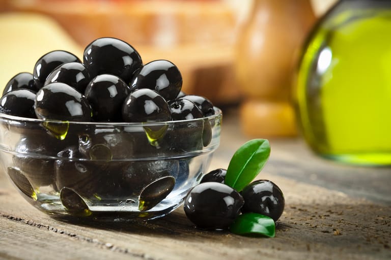 Schwarze Oliven: Sie werden später geerntet als die grünen Früchte, doch manchmal sind sie nur eingefärbt.