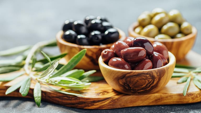 Oliven: Direkt vom Baum gepflückt, schmecken sie sehr bitter.
