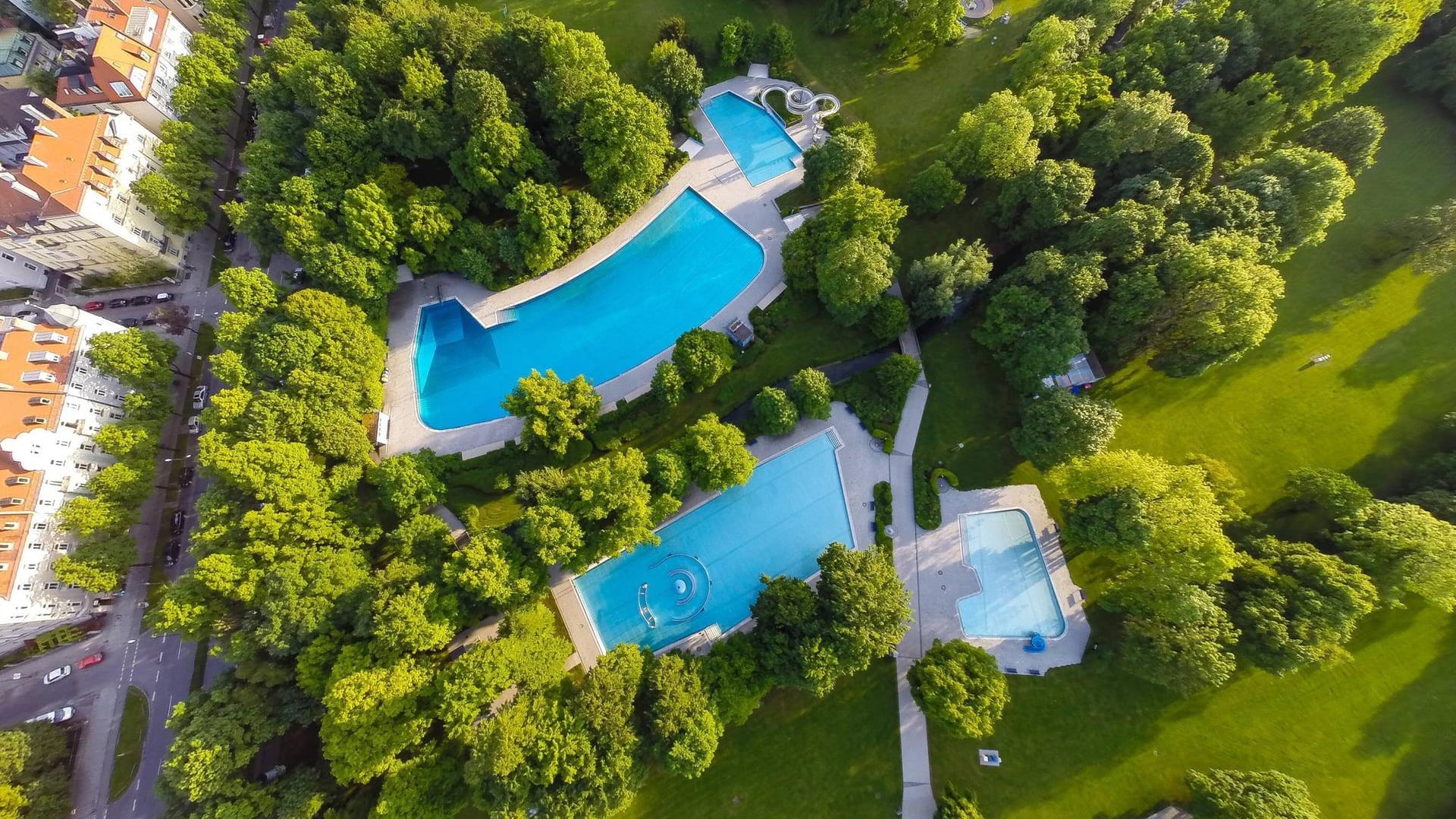 Ungererbad: Das Freibadgelände wirkt fast wie ein Park.