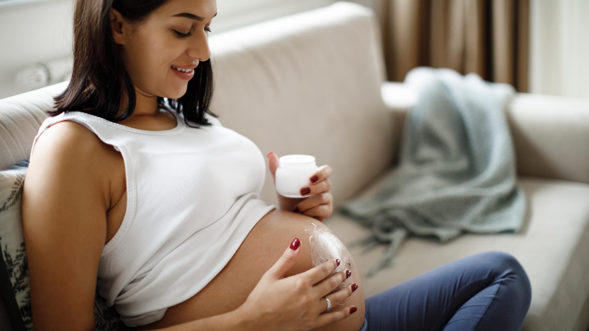 Hormonelle Veränderungen wie Schwangerschaft, Wechseljahre oder die Periode können Verdauungsbeschwerden wie Völlegefühl oder Blähungen verursachen. Grund dafür kann eine verlangsamte Verdauung sein oder vermehrte Bewegung der Gebärmutter und Druck auf den Magen und Darm.