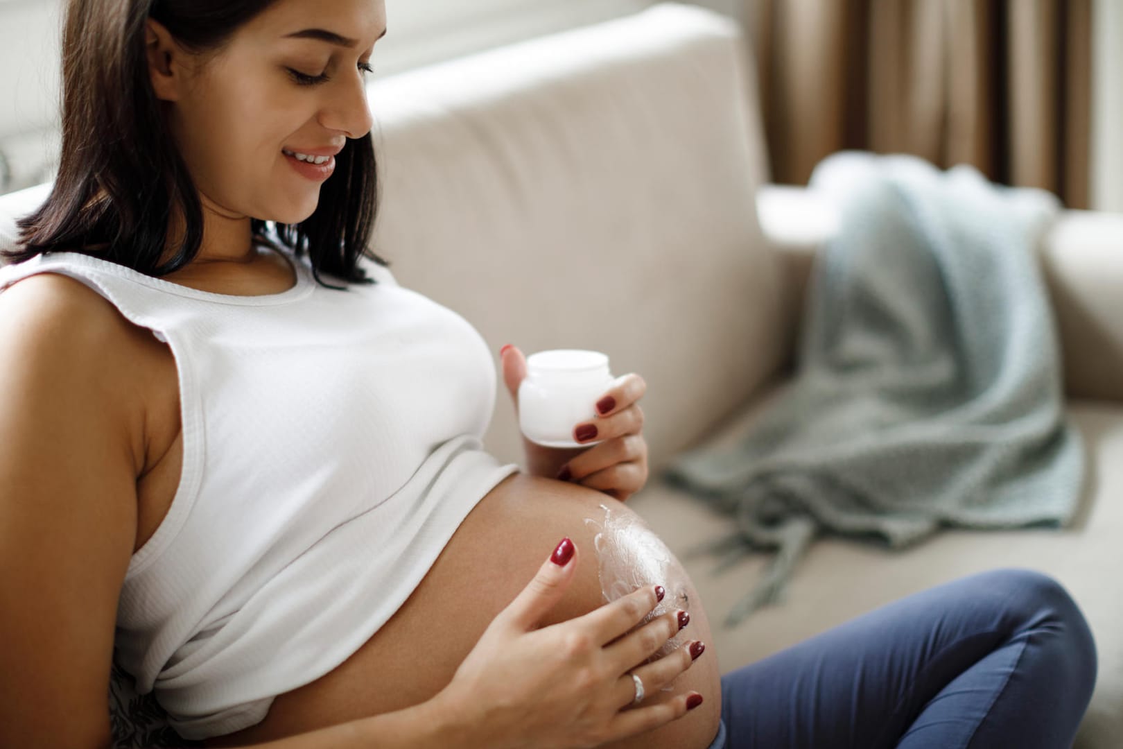 Hormonelle Veränderungen wie Schwangerschaft, Wechseljahre oder die Periode können Verdauungsbeschwerden wie Völlegefühl oder Blähungen verursachen. Grund dafür kann eine verlangsamte Verdauung sein oder vermehrte Bewegung der Gebärmutter und Druck auf den Magen und Darm.