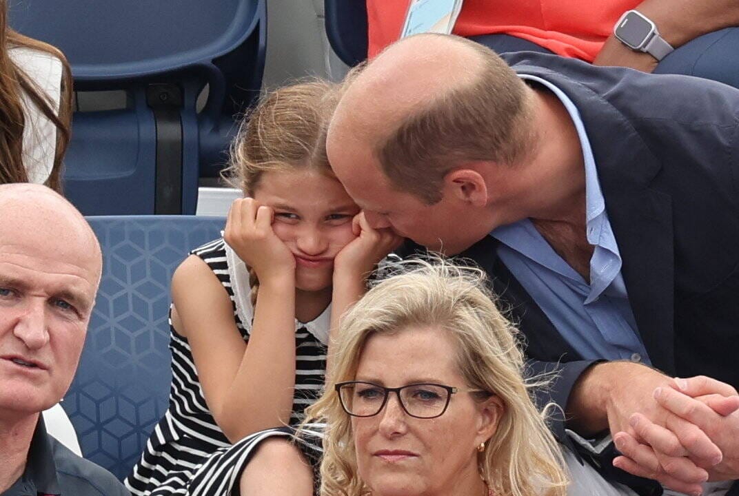 Und hier hat die Tochter von William und Kate offenbar keine Lust mehr, einfach nur da zu sitzen.