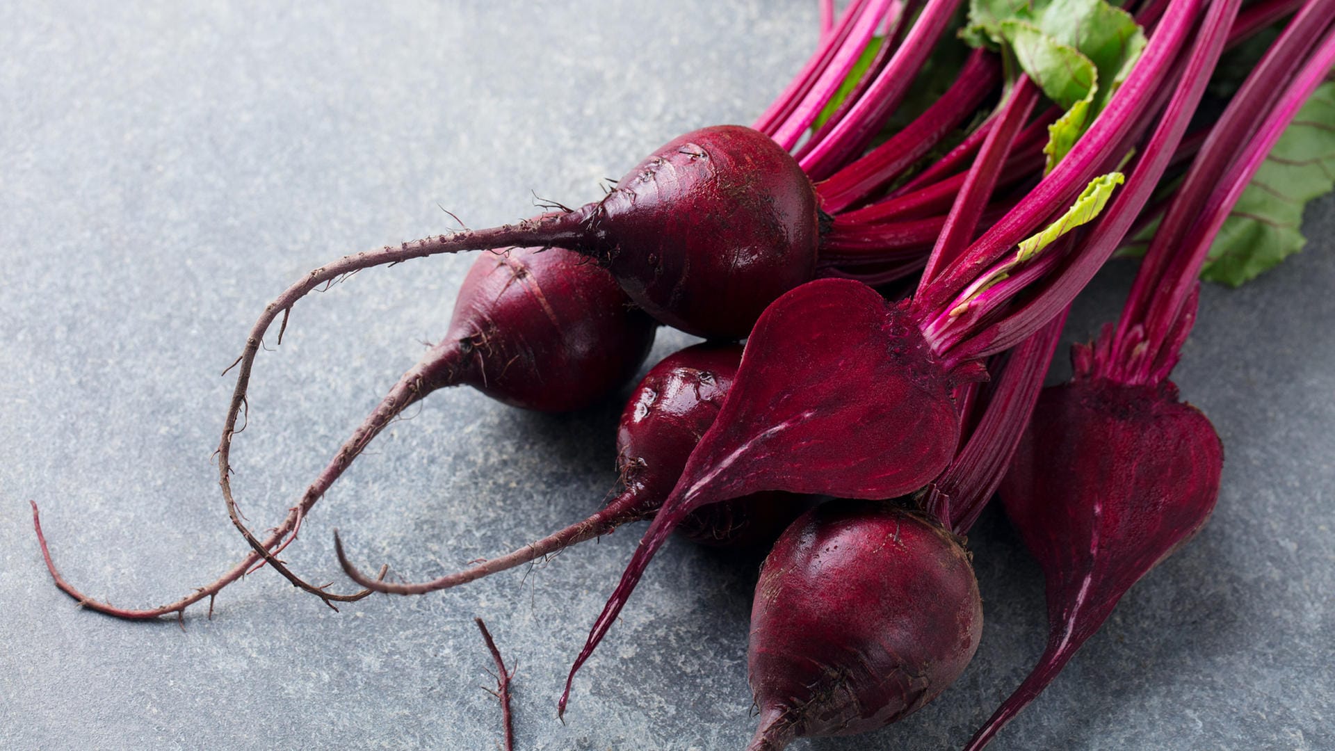 Rote Bete: Das gesunde Wurzelgemüse ist reich an Eisen, Vitaminen und Folsäure.