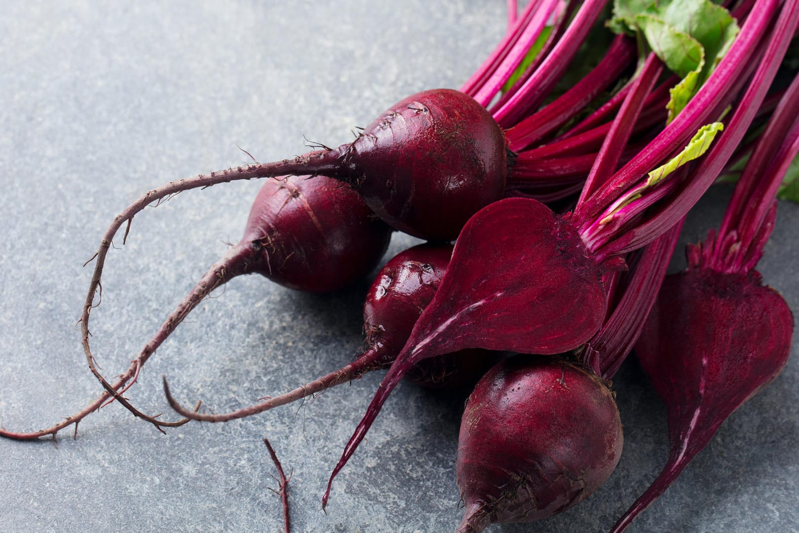 Rote Bete: Das gesunde Wurzelgemüse ist reich an Eisen, Vitaminen und Folsäure.