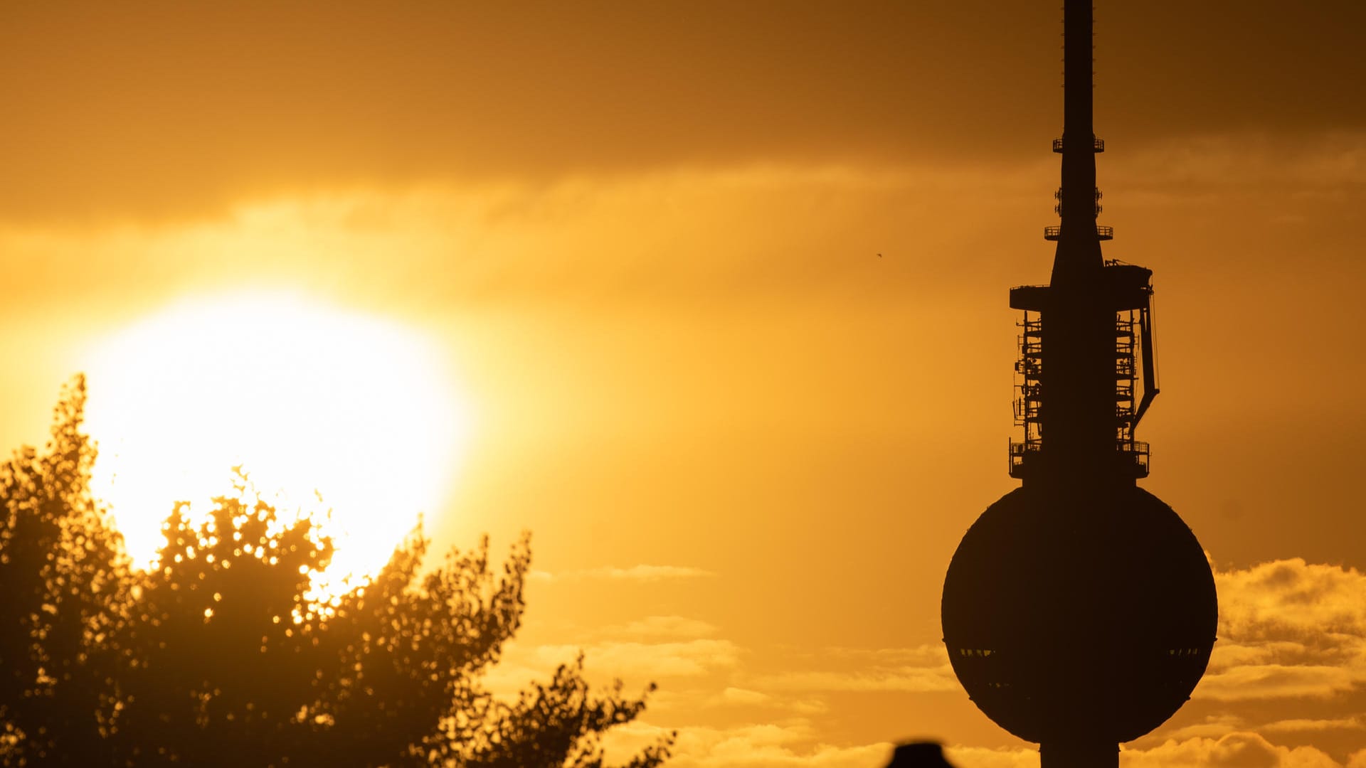 Sonne über Berlin: In der Hauptstadt werden heute Temperaturen weit über 30 Grad erwartet.