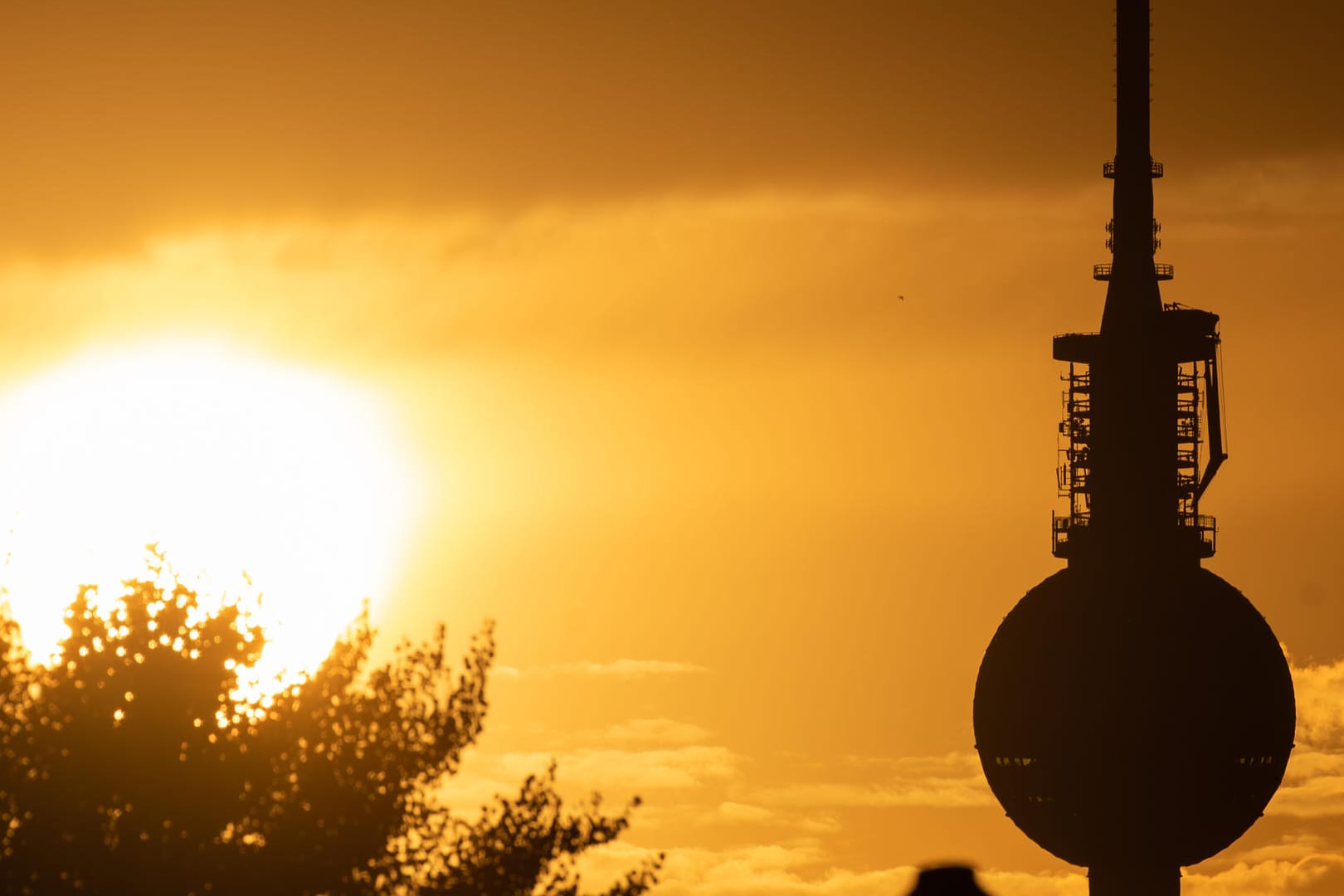 Sonne über Berlin: In der Hauptstadt werden heute Temperaturen weit über 30 Grad erwartet.