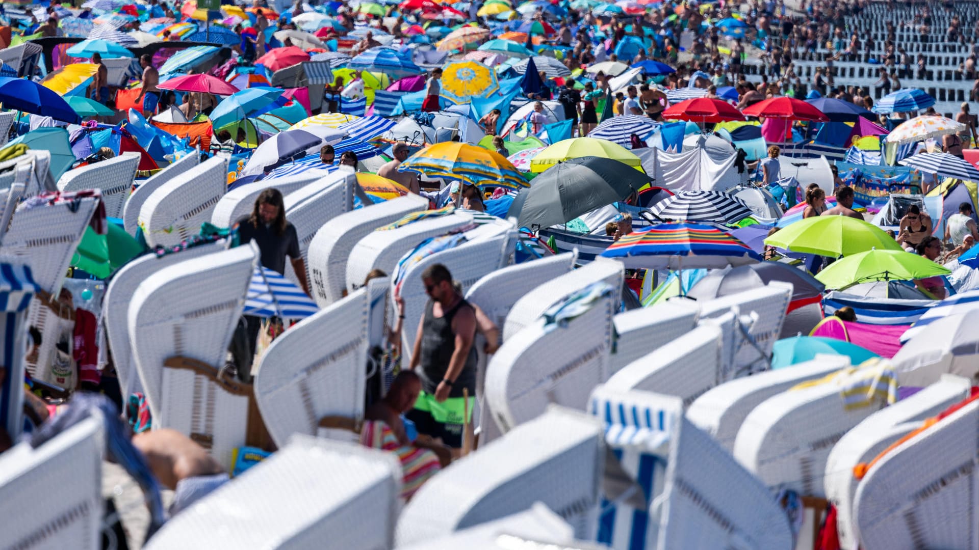 Urlauber in Zingst an der Ostsee: An den Stränden tummeln sich aktuell viele Menschen.