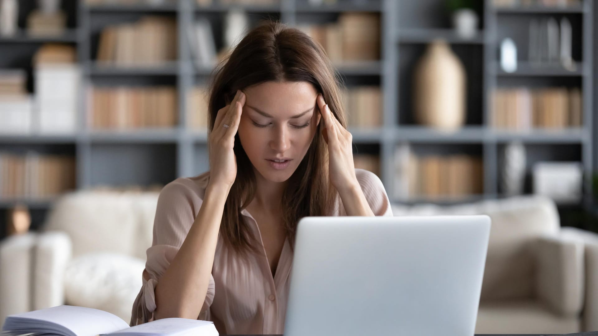 Menschen, die unter Stress stehen und beruf lichstark belastet sind, klagen häufig über Schmerzen in den Schläfen.