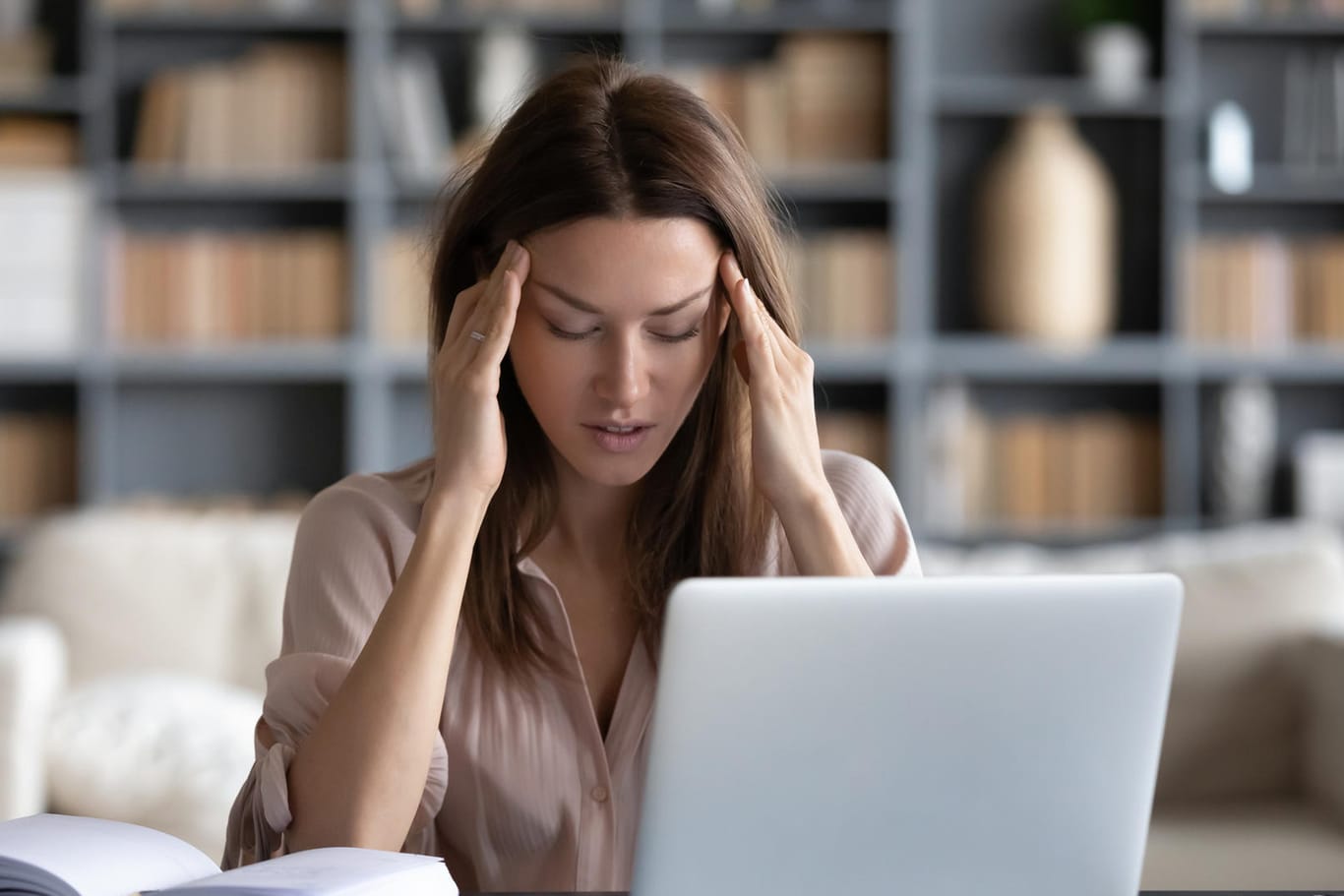 Menschen, die unter Stress stehen und beruf lichstark belastet sind, klagen häufig über Schmerzen in den Schläfen.