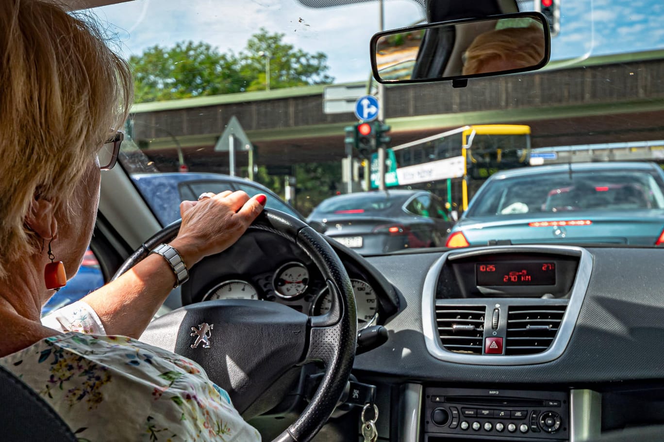 Stop-and-Go in der Sommersonne: Da wird es auch dem Motor heiß. Im Notfall kann die Heizung eine Panne verhindern.