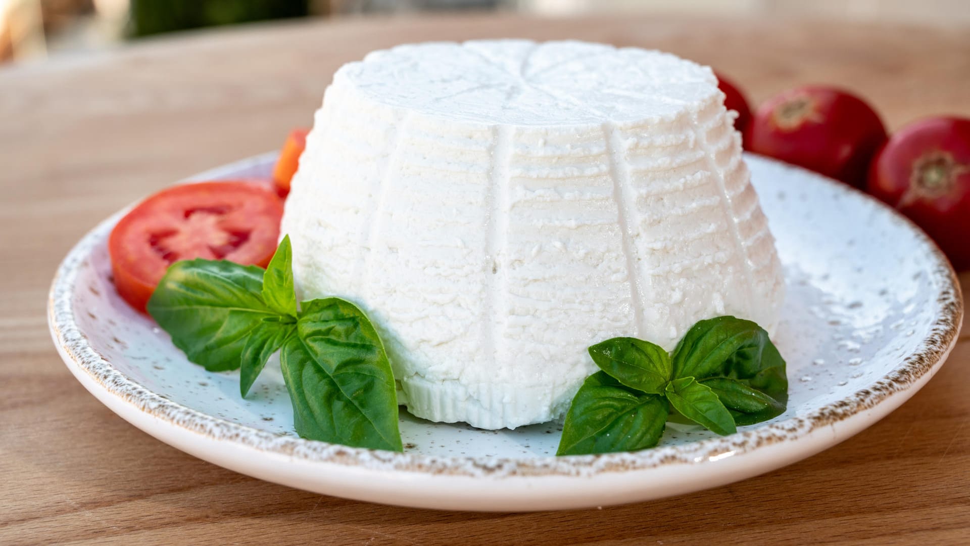 Ricotta: In Deutschland gibt es vor allem den ungesalzenen Ricotta tipo zu kaufen – er besitzt eine leichte Säure und ist leicht süßlich.