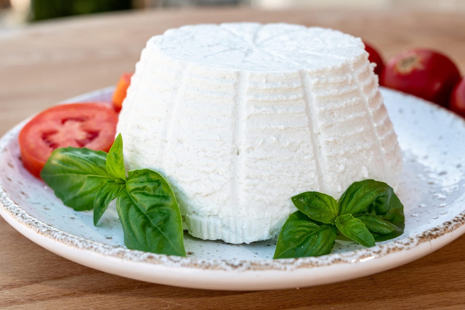 Ricotta: In Deutschland gibt es vor allem den ungesalzenen Ricotta tipo zu kaufen – er besitzt eine leichte Säure und ist leicht süßlich.