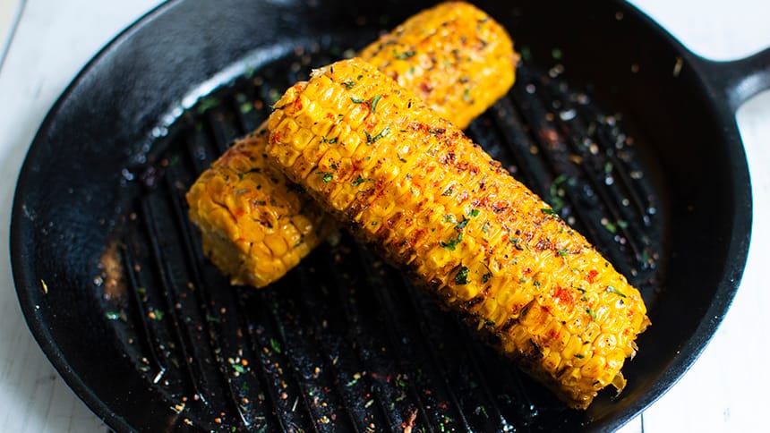 Gegrillte Maiskolben: Mit einer raffinierten Miso-Butter bekommen die gelben Körnern einen leicht salzigen Umami-Geschmack.