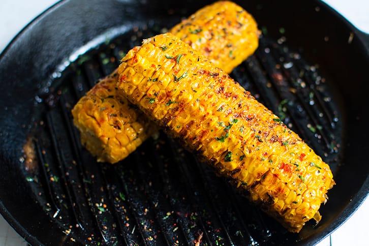 Gegrillte Maiskolben: Mit einer raffinierten Miso-Butter bekommen die gelben Körnern einen leicht salzigen Umami-Geschmack.