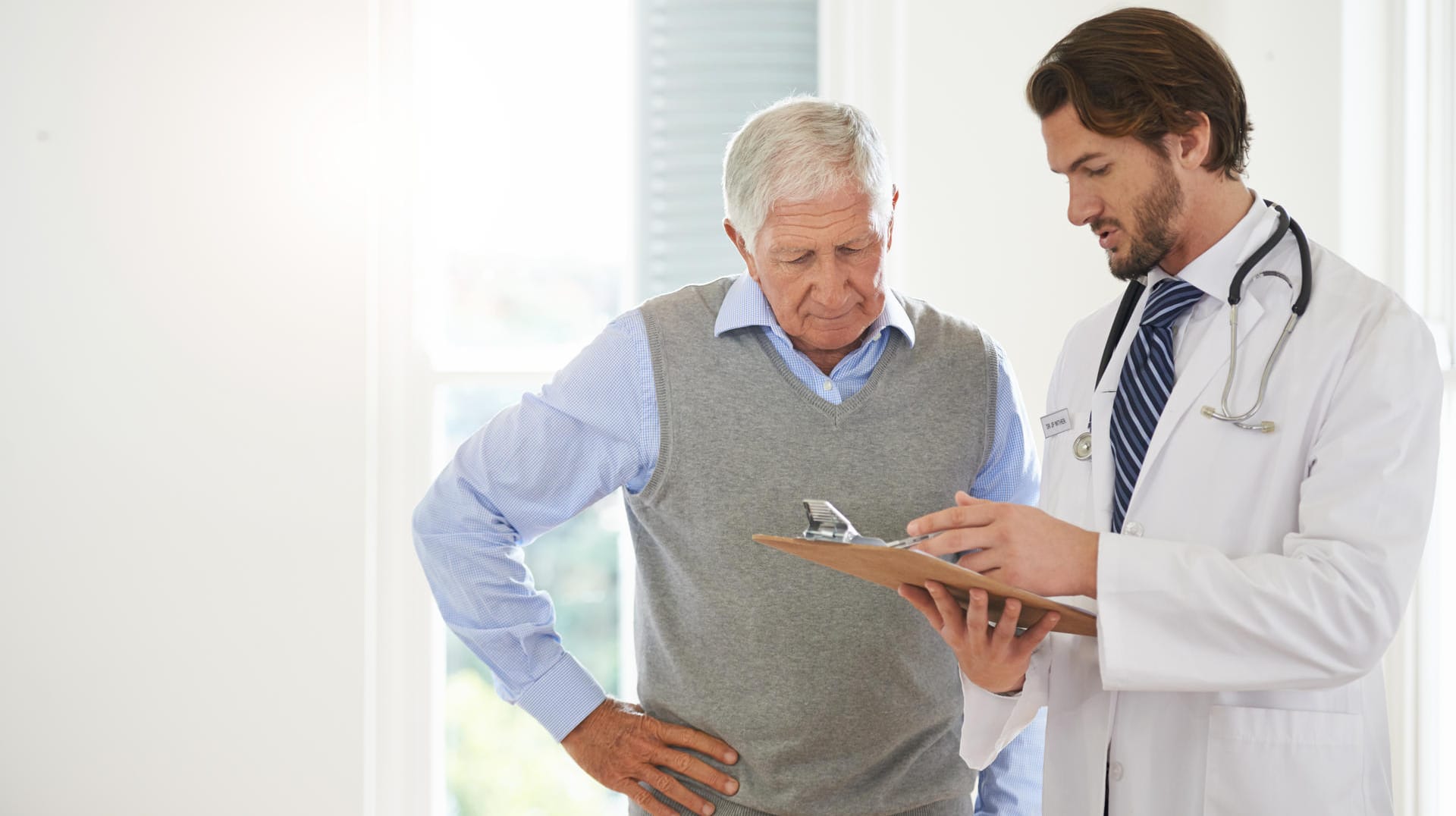 Arzt und Patient sprechen über Laborbefunde.