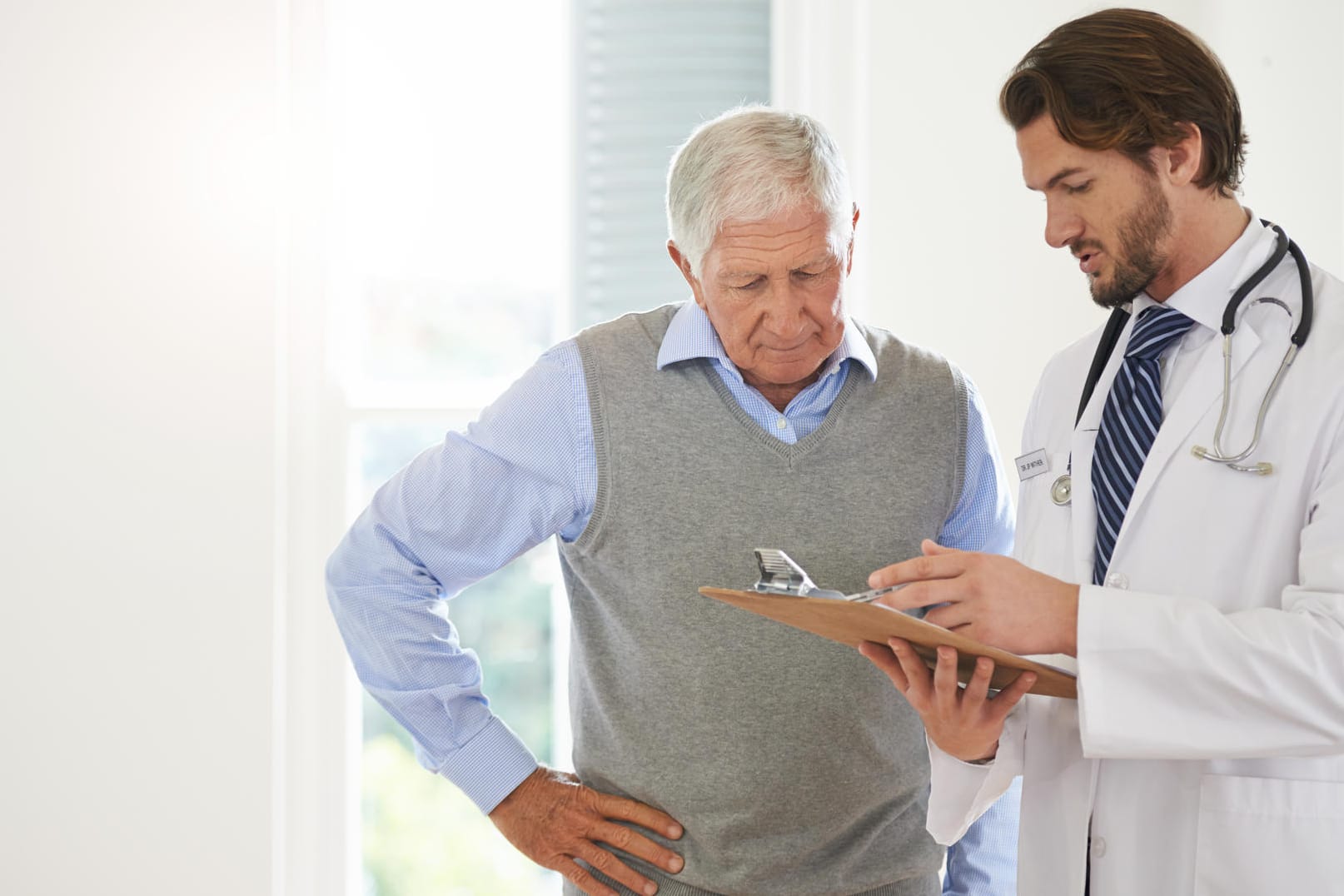 Arzt und Patient sprechen über Laborbefunde.