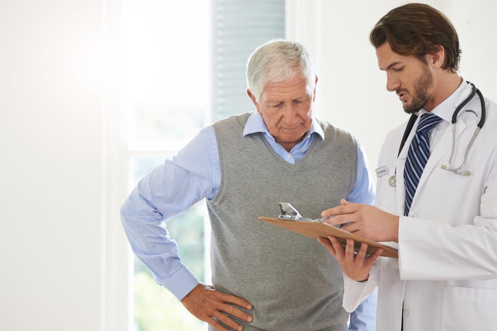 Arzt und Patient sprechen über Laborbefunde.