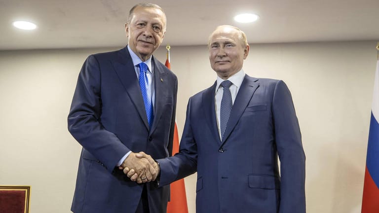 Handschlag der Autokraten: Erdoğan und Putin bei einem Treffen in Teheran im Juli 2022.
