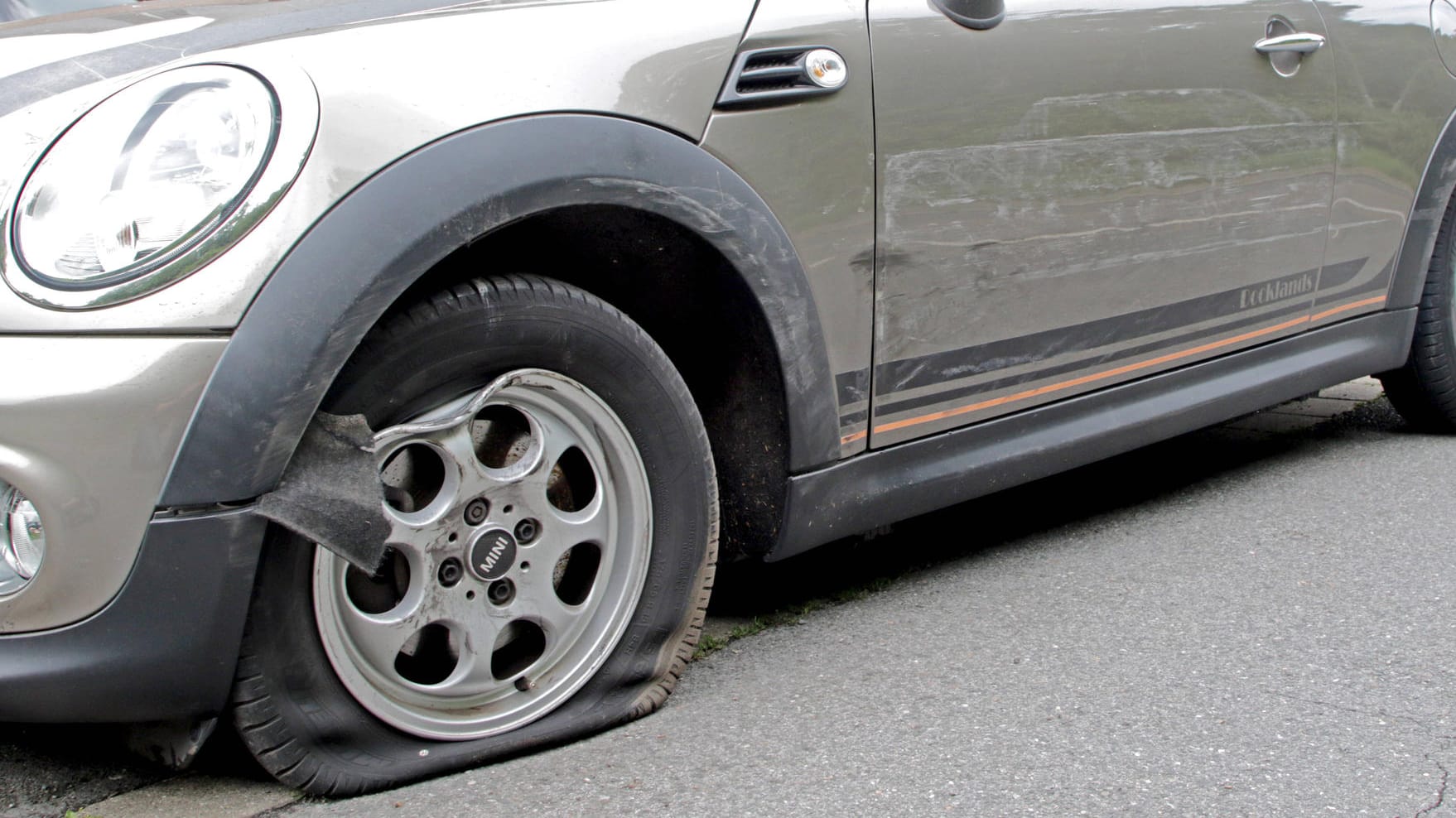 Reifenplatzer: Häufig kündigt er sich durch ein ungewohntes Fahrverhalten an.