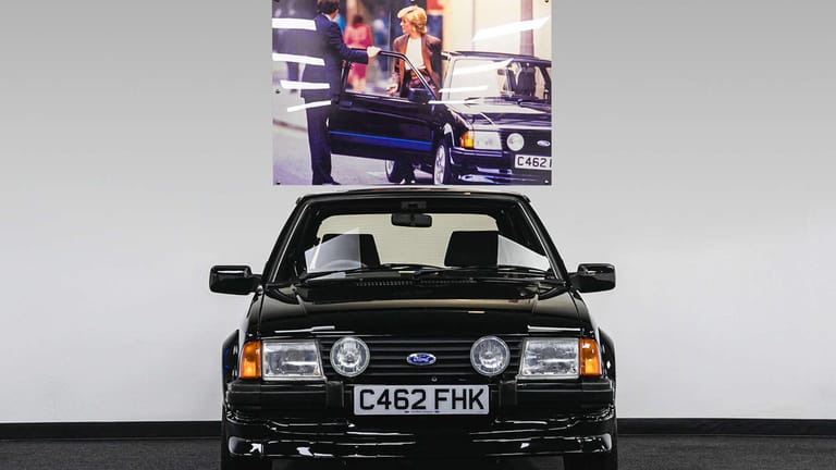 Kein seltener Anblick: In den 80er-Jahren düste Lady Diana lieber selbst im Ford durch London, anstatt sich im behäbigen Rolls-Royce chauffieren zu lassen – ein kleines bisschen Normalität im strengen royalen Alltag.