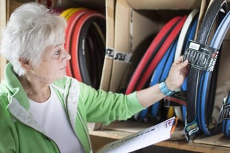 Eine 66-Jährige arbeitet in einem Bonner Reifenlager: Viele ältere Arbeitnehmer klagen über physische Arbeitsbelastungen.