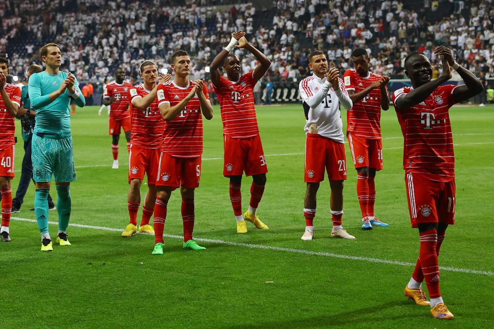 Die Spieler des FC Bayern nach dem Sieg gegen Eintracht Frankfurt