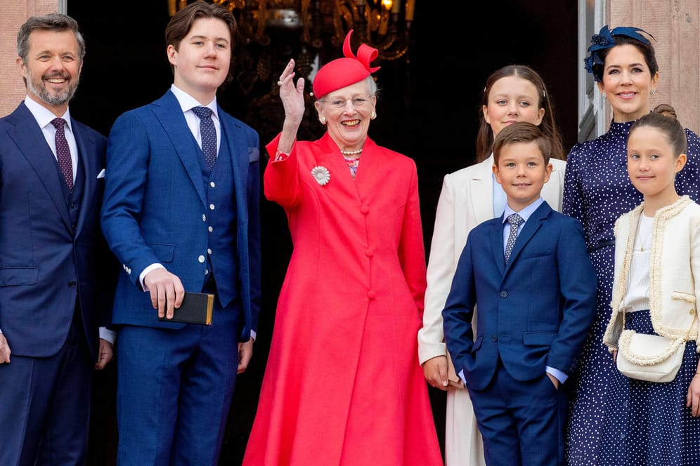 Die dänischen Royals: Prinz Christian (2.v.l.) und Prinzessin Isabella (4.v.l.) gehen bald auf neue Schulen.