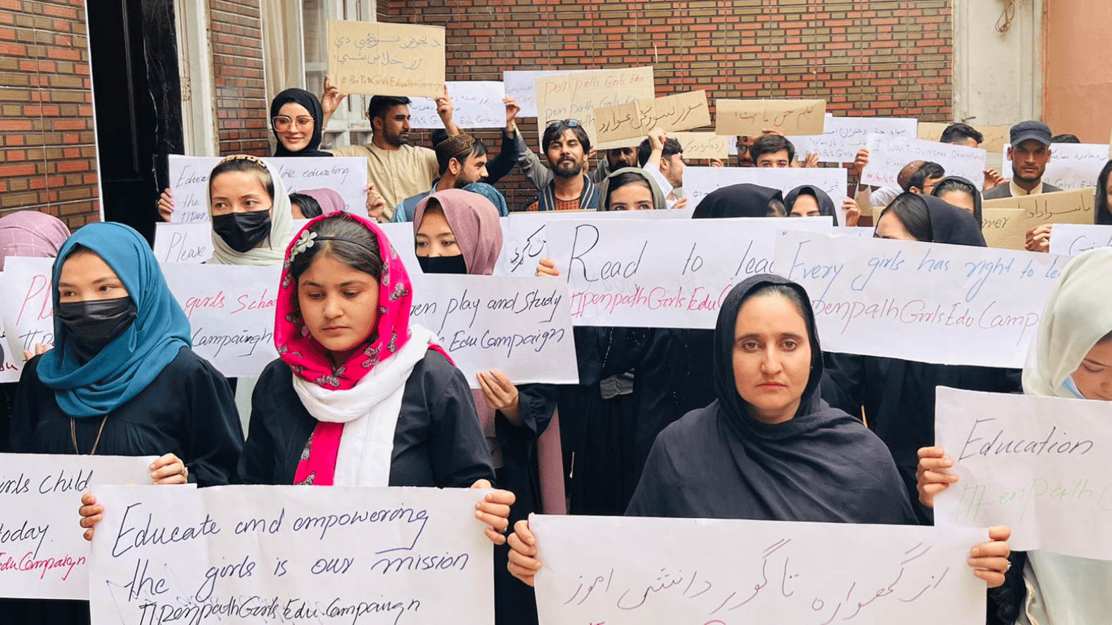 Demonstration von Frauen und Mädchen in Kabul (Archiv): "Wir befinden uns in einer Apotheke. Sie haben uns hier eingesperrt", sagt eine Frau in einem Video.