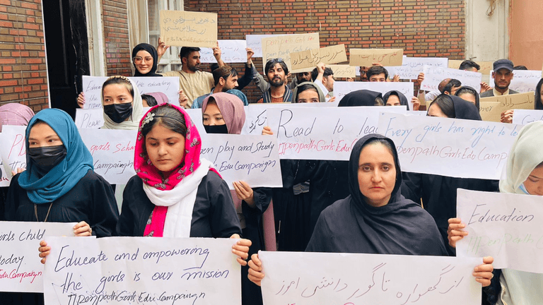 Demonstration von Frauen und Mädchen in Kabul